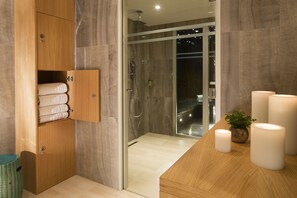 Deluxe Triple Room | Bathroom | Rainfall showerhead, designer toiletries, hair dryer, towels - Hotel Monge (Paris)