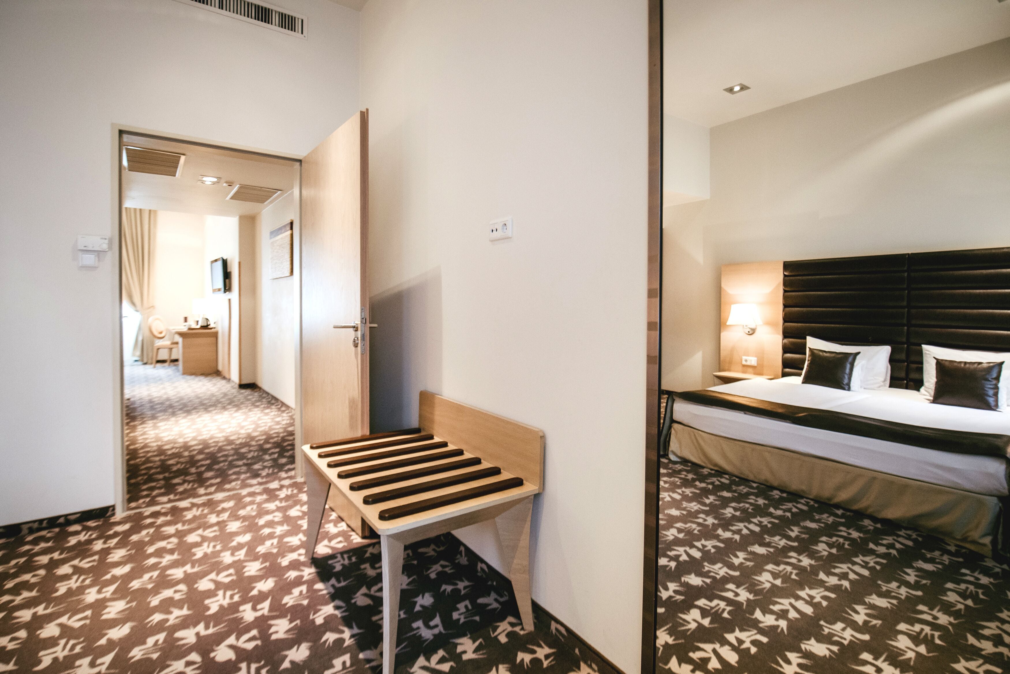 executive double suite | hypo-allergenic bedding, in-room safe, desk, laptop workspace