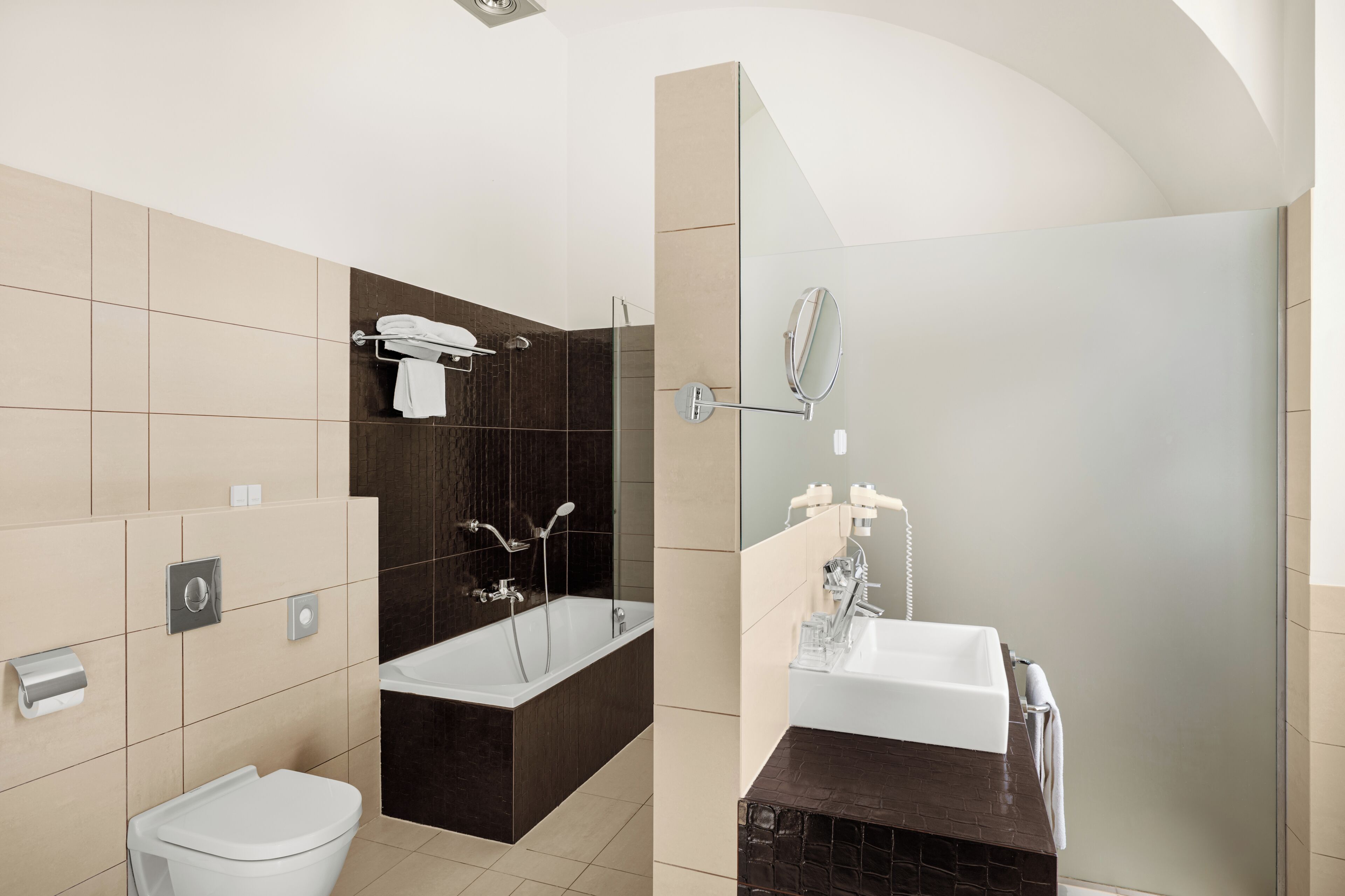 Superior dubbelrum | Badrum | Gratis toalettartiklar, hårtork, handdukar och tvål