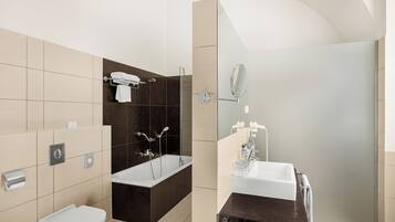 Superior dubbelrum | Badrum | Gratis toalettartiklar, hårtork, handdukar och tvål