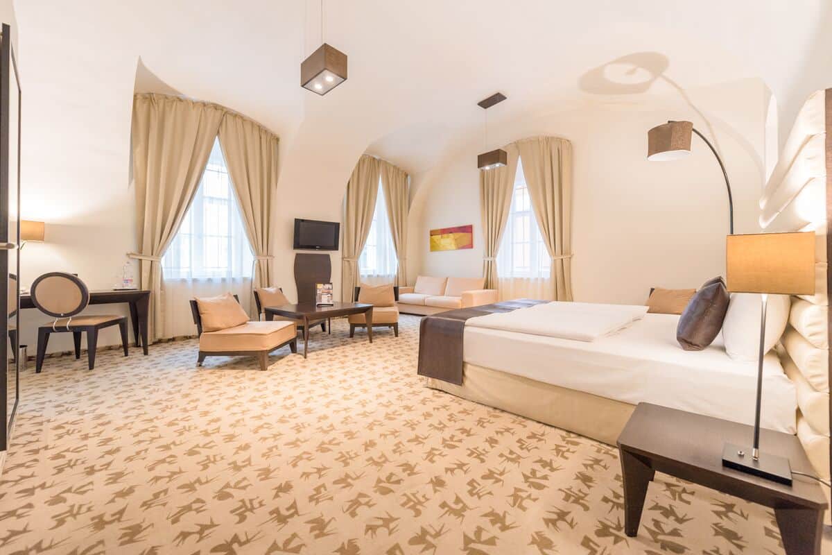 Executive Suite | Hypoallergeen beddengoed, een kluis op de kamer, een bureau