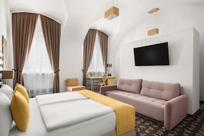 ملاءات للفراش لا تسبب الحساسية وخزنة داخل الغرفة ومكتب