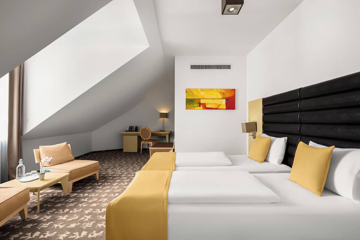 Suite Twin | Ropa de cama hipoalergénica y caja de seguridad en la habitación