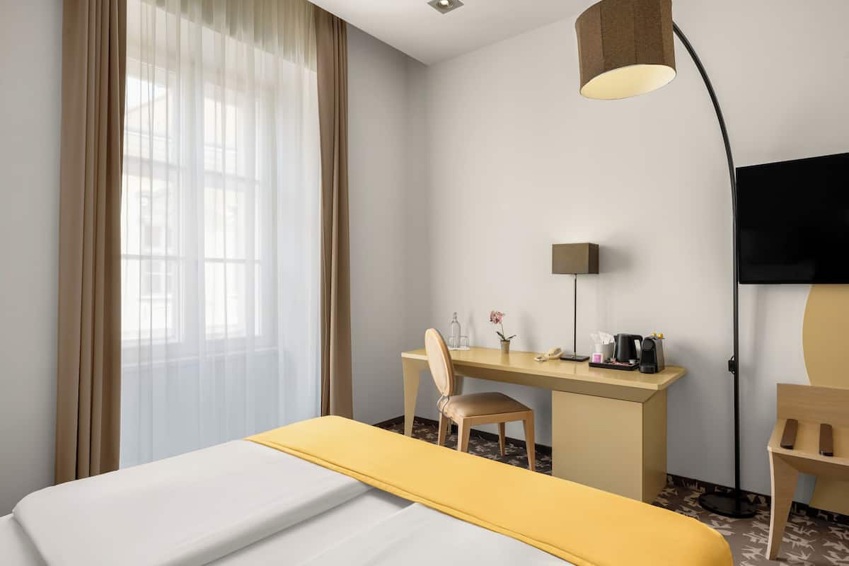 Habitación doble estándar | Ropa de cama hipoalergénica y caja de seguridad en la habitación