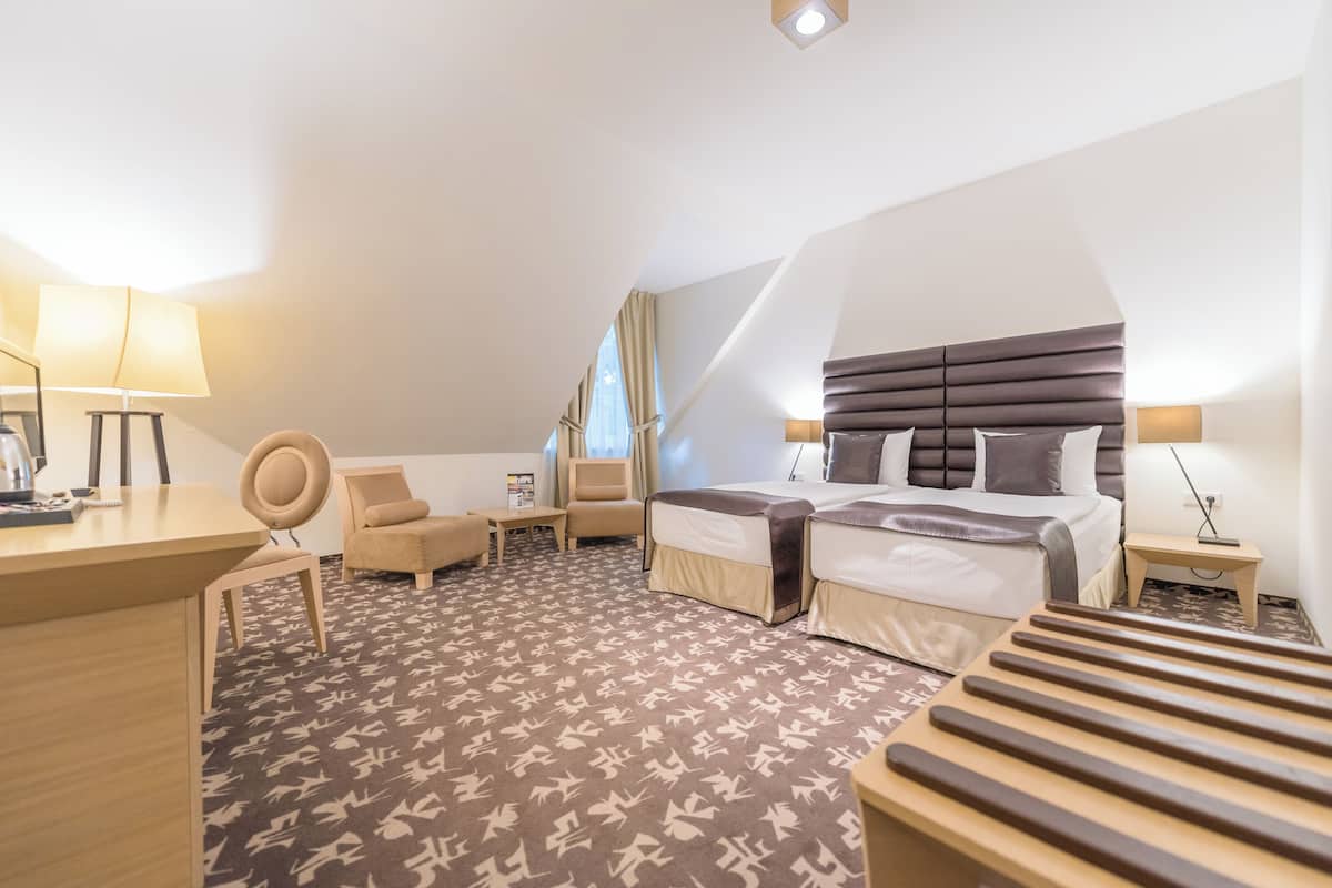 Hypoallergeen beddengoed, een kluis op de kamer, een bureau