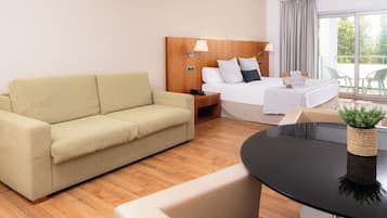 Minibar, coffres-forts dans les chambres, bureau