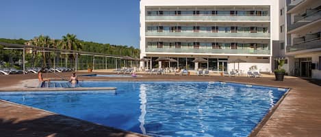 Outdoor pool, sun loungers