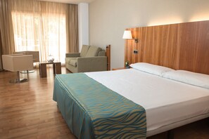 Frigobar, cofres nos quartos, escrivaninha