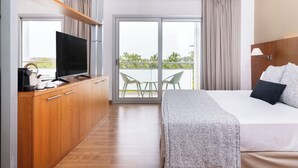 Minibar, in-room safe, desk, laptop workspace - RVHotels Nautic Park (Castell-Platja d'Aro)