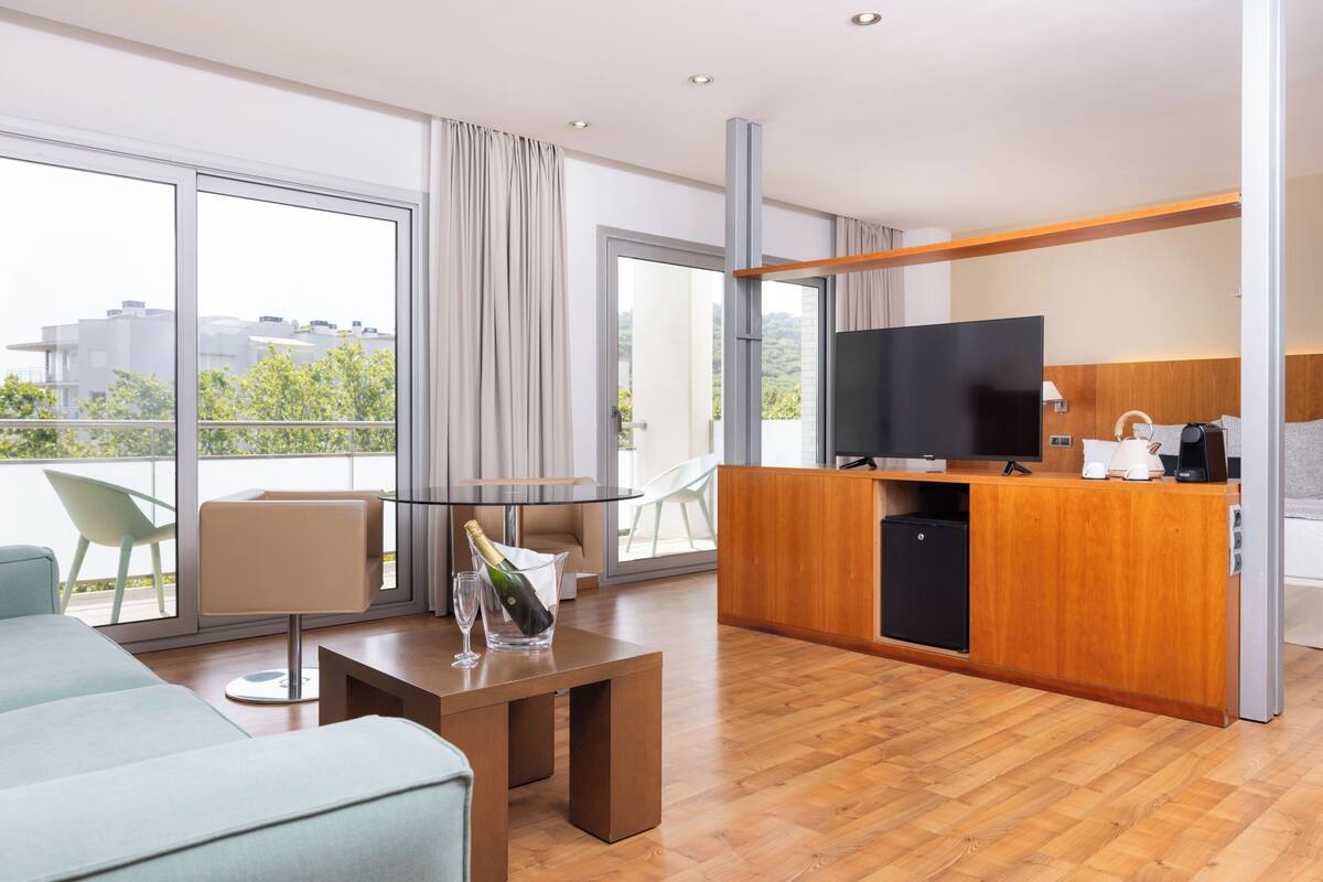 Minibar, Zimmersafe, Schreibtisch, laptopgeeigneter Arbeitsplatz