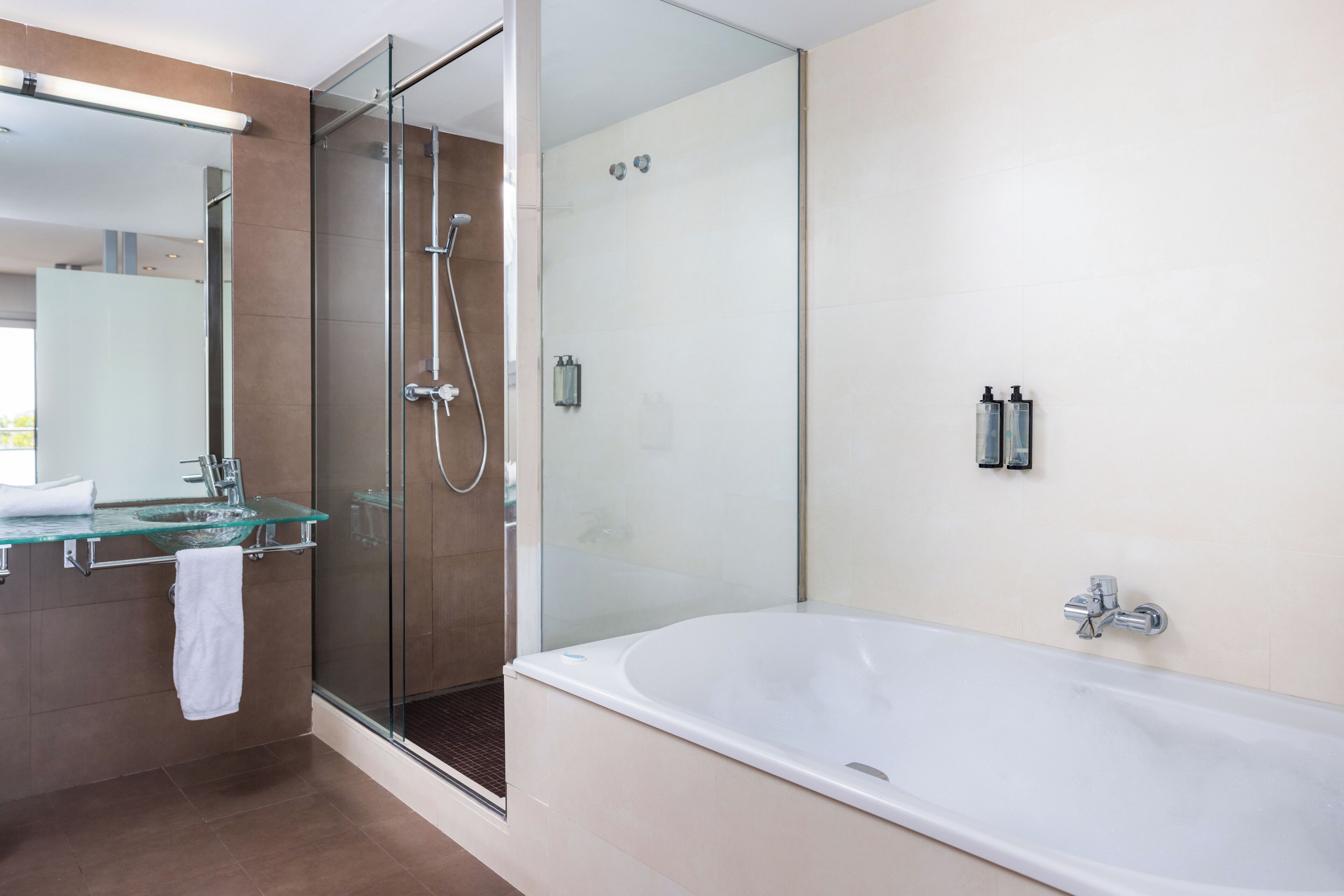 Artículos de tocador gratuitos, secador de pelo, bidet, toallas