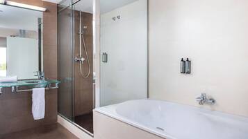Artículos de tocador gratuitos, secador de pelo, bidet, toallas