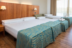 Minibar, in-room safe, desk, laptop workspace - RVHotels Nautic Park (Castell-Platja d'Aro)