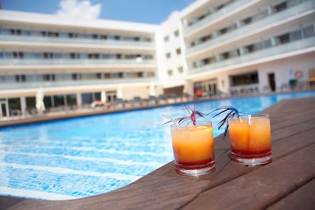 Outdoor pool, sun loungers