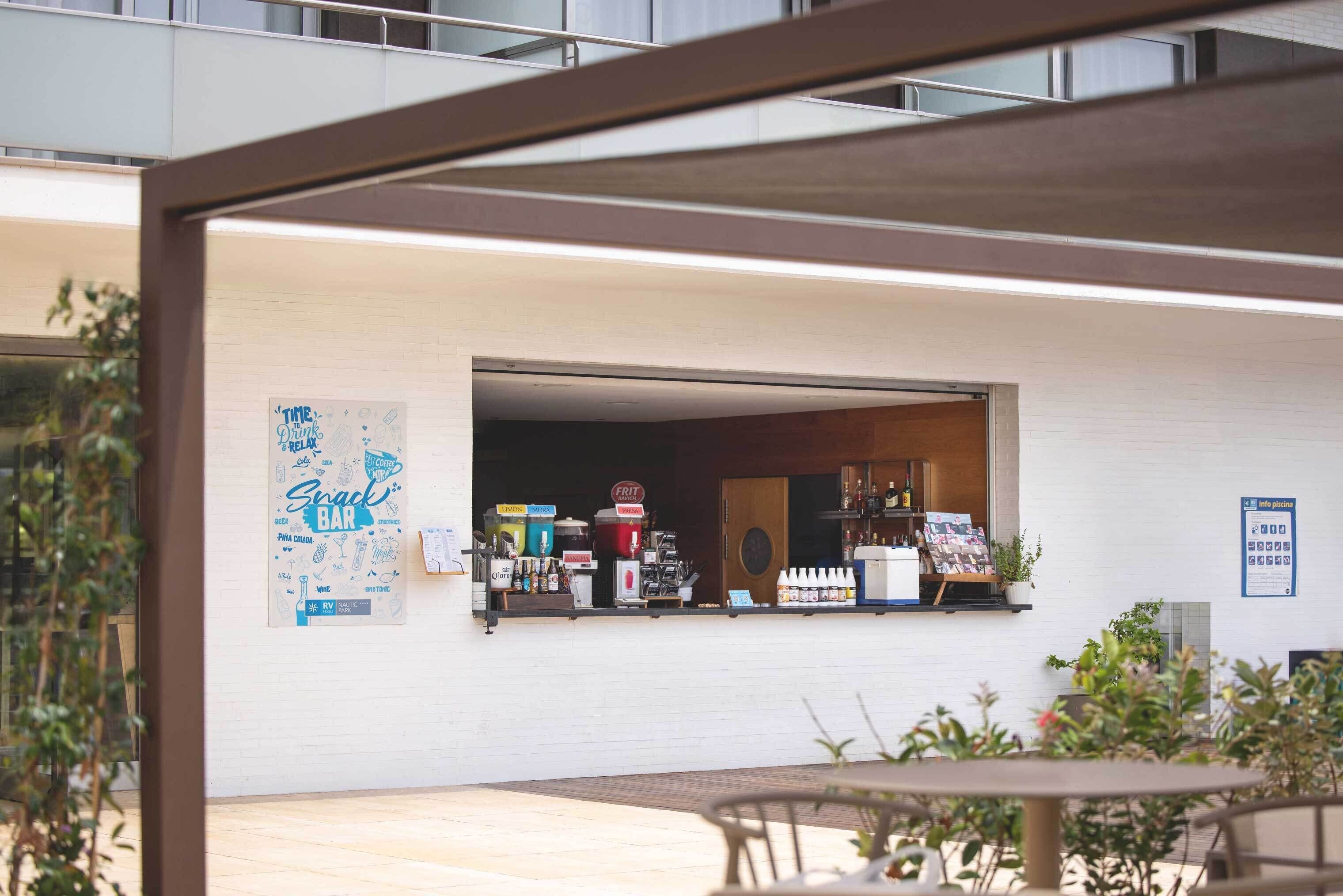 Bar en la piscina