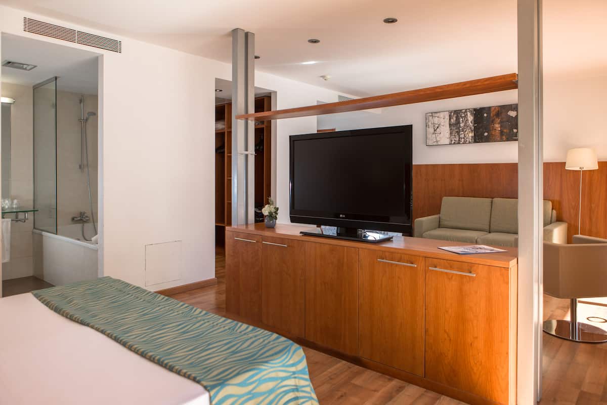 1 sovrum, minibar, värdeförvaringsskåp på rummet och skrivbord