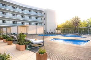 Piscine extérieure, chaises longues