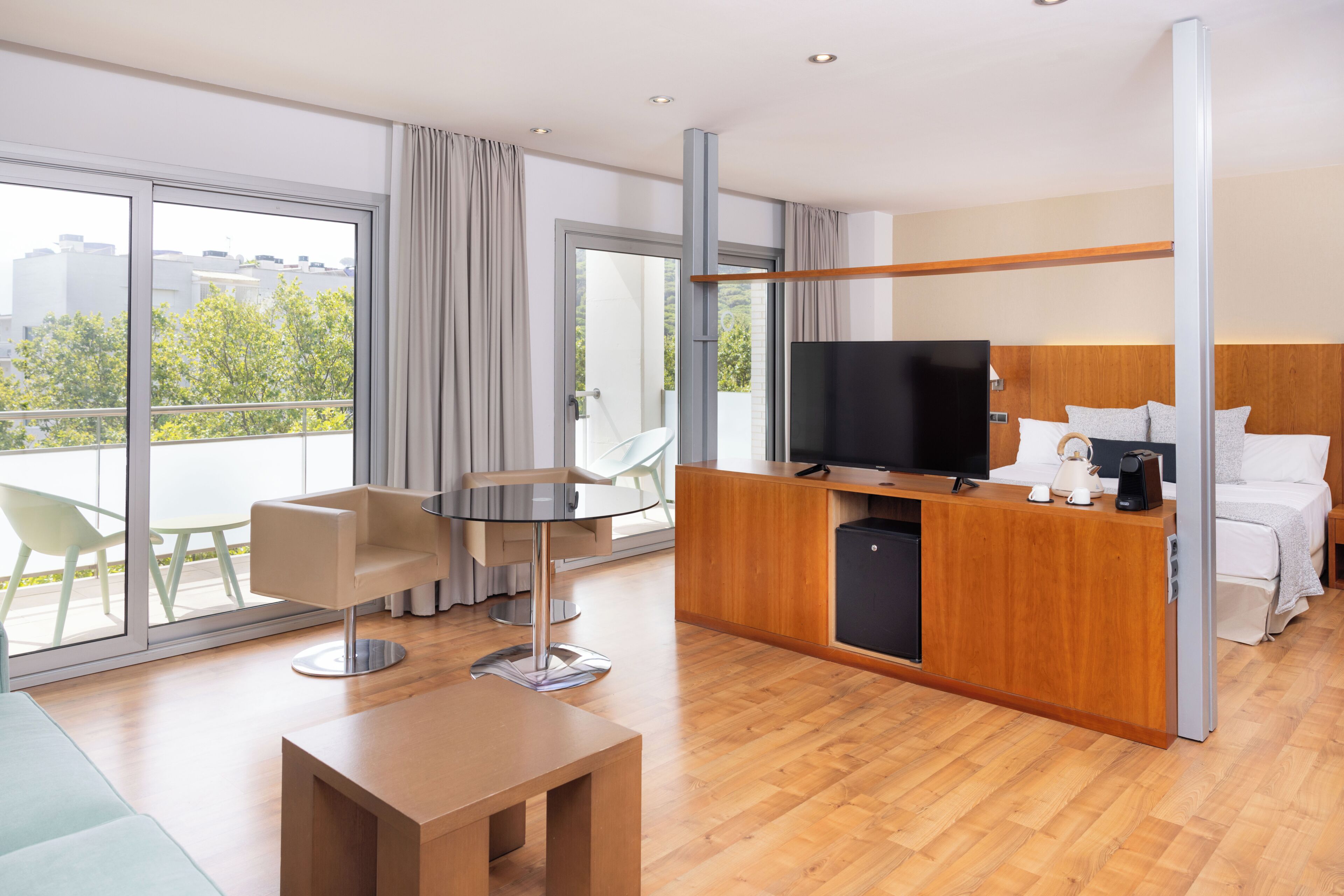 Minibar, caja fuerte, escritorio y espacio para trabajar con un portátil