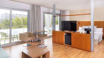 Minibar, Zimmersafe, Schreibtisch, laptopgeeigneter Arbeitsplatz