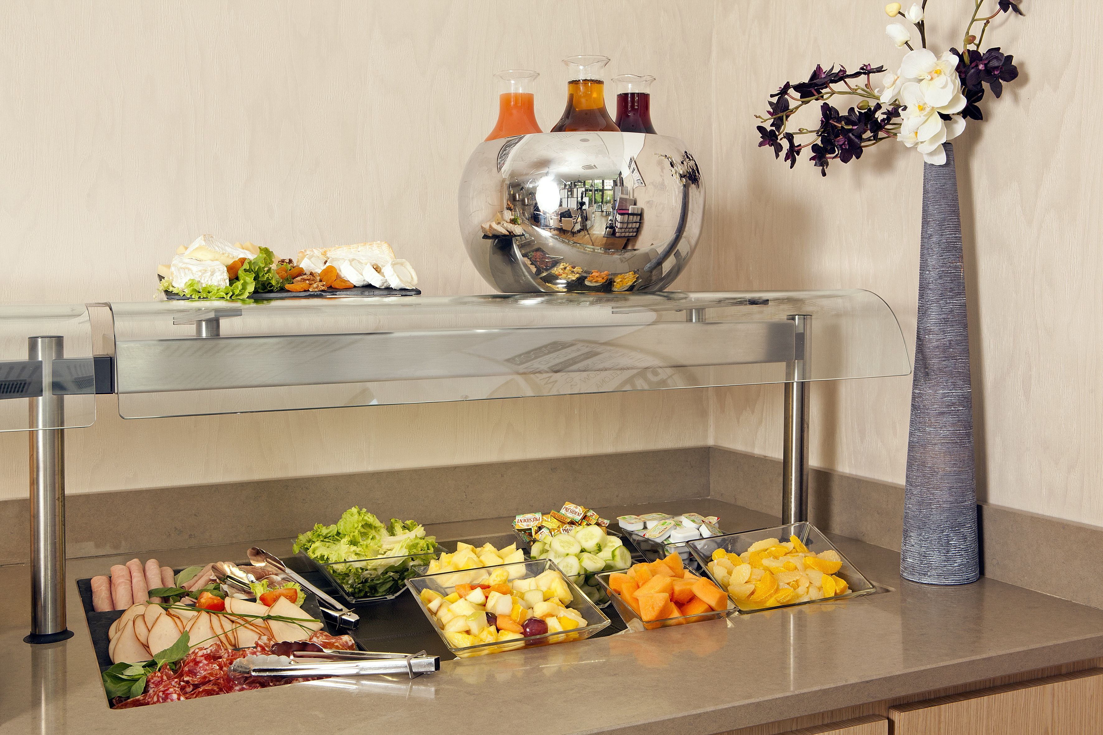 Ein reichhaltiges Buffet mit verschiedenen Speisen und Getränken.
