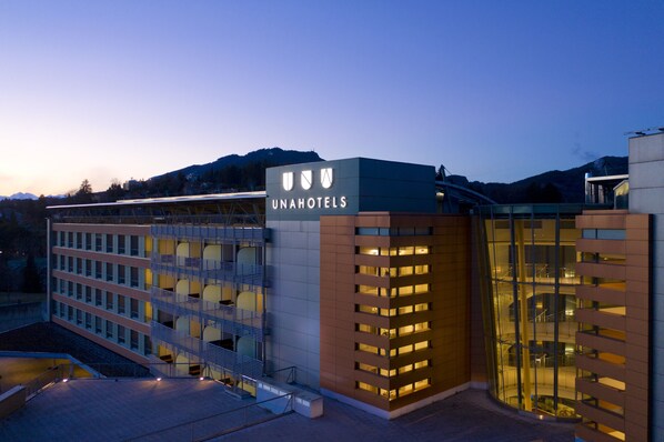 Front of property - evening/night - UNAHOTELS Varese (Varese)