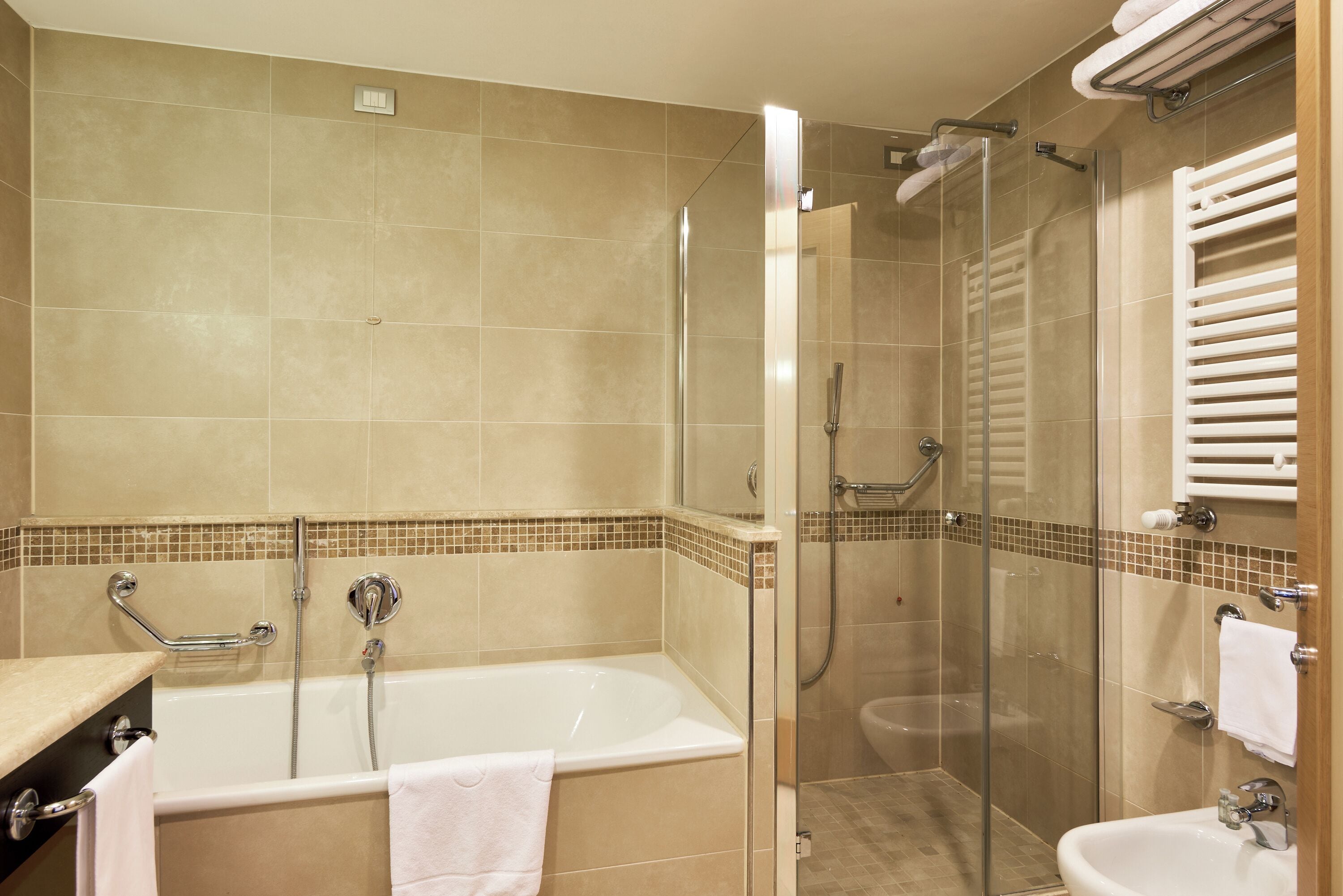 Un baño con bañera, ducha y lavamanos.