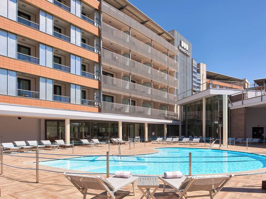 Una piscina al aire libre de temporada
