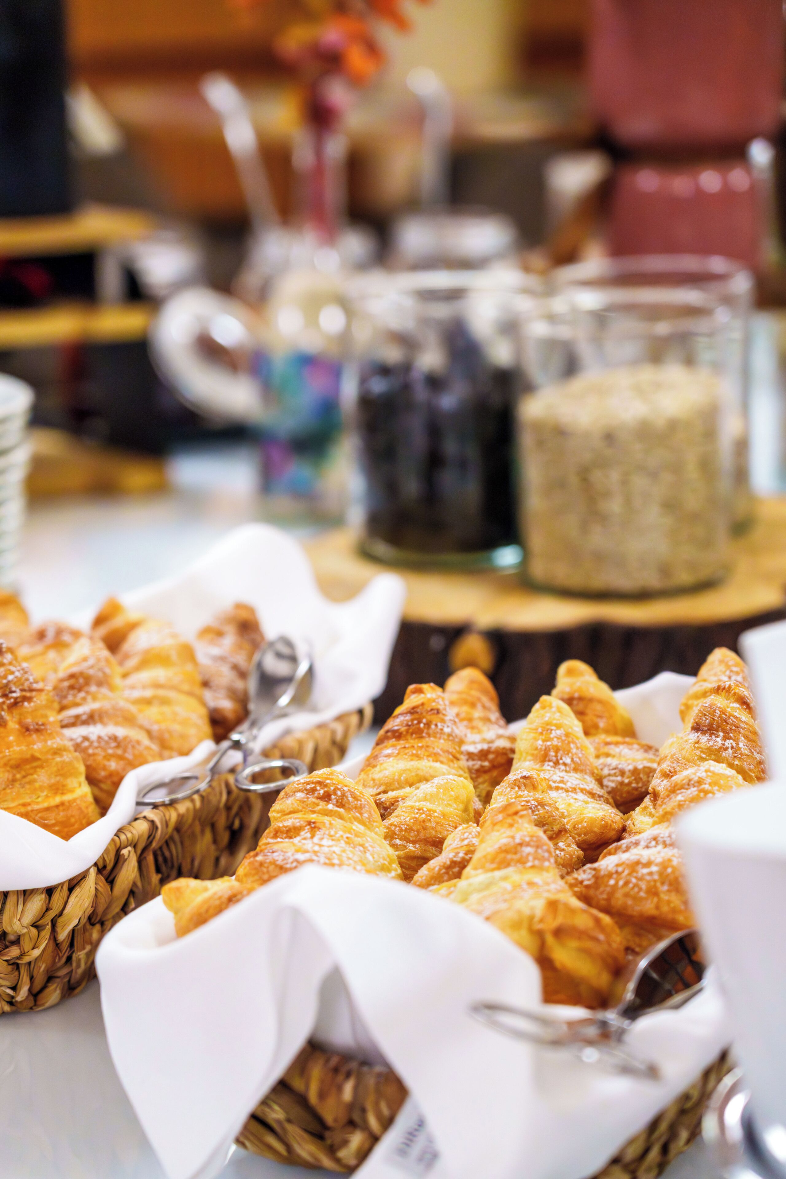 Ein Tisch mit Korbgebäck und einer Kaffeekanne.