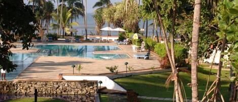 3 outdoor pools, pool umbrellas, pool loungers