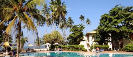 3 outdoor pools, pool umbrellas, sun loungers