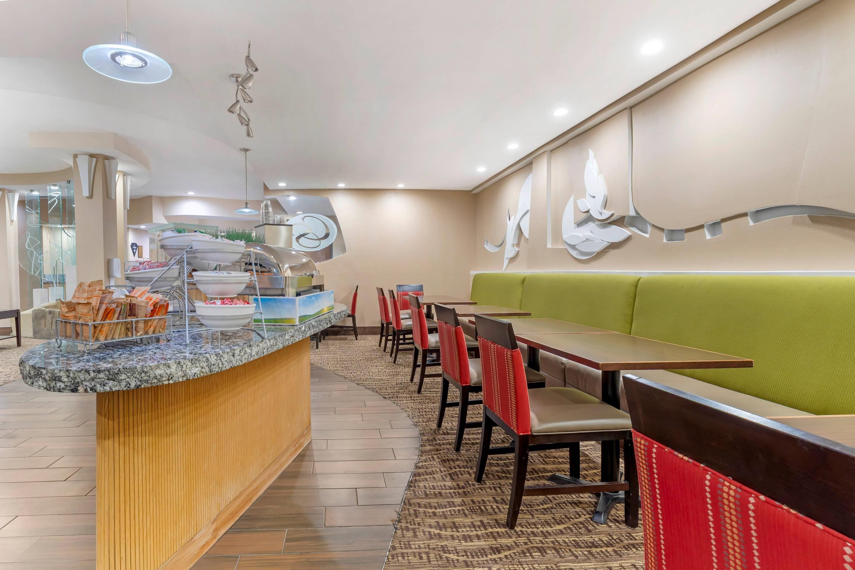 Café da manhã completo grátis todos os dias