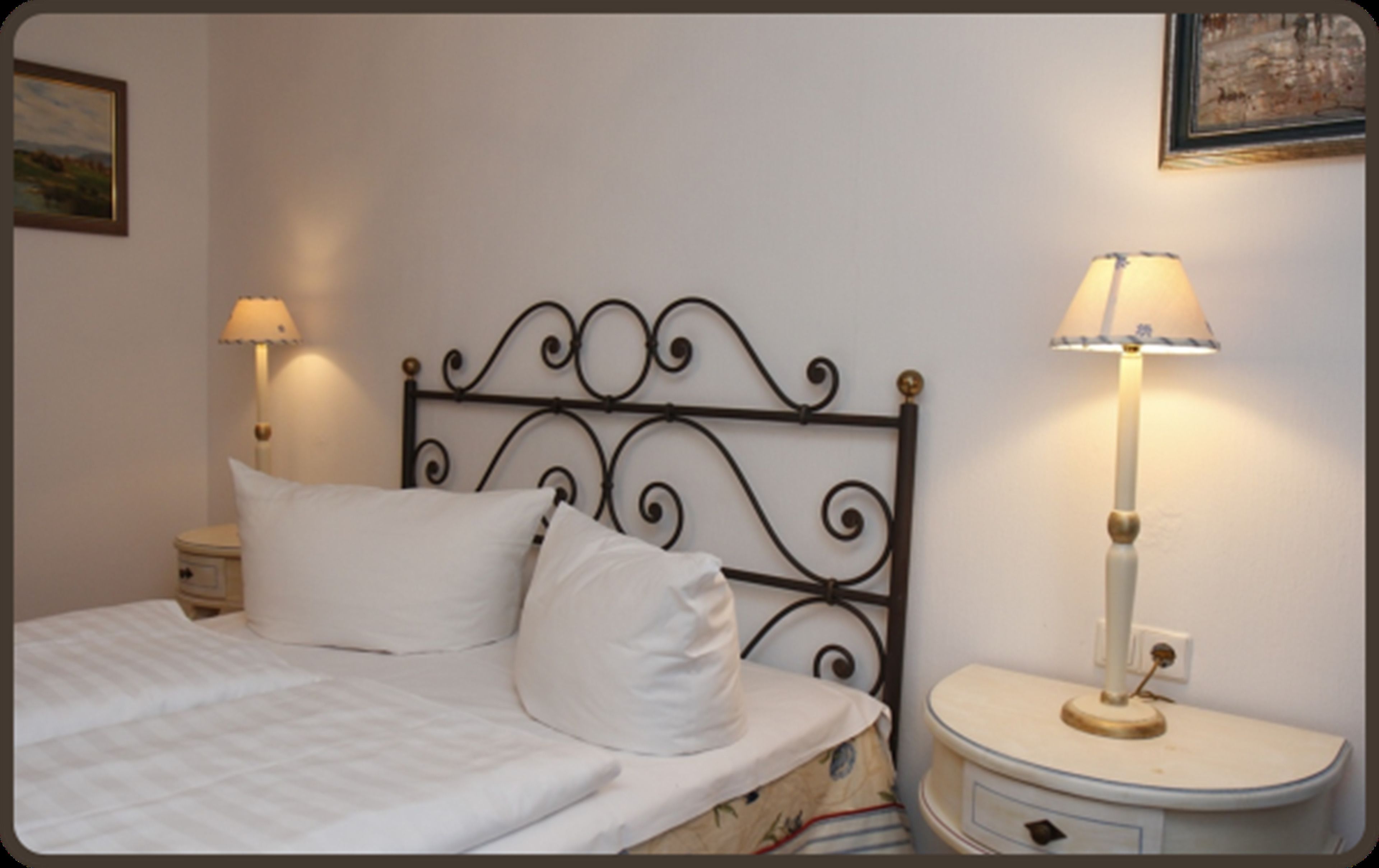 cots/infant beds, free wifi