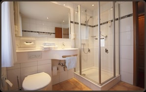 Shower, hair dryer - Parkhotel Waldlust (Häusern)