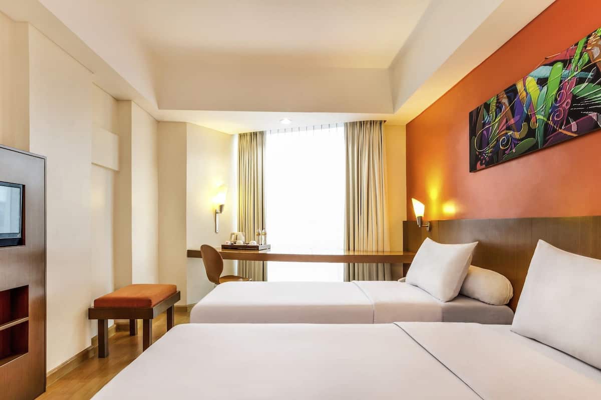 Standard Room, 2 Twin Beds | Desk, soundproofing, iron/ironing board, free WiFi