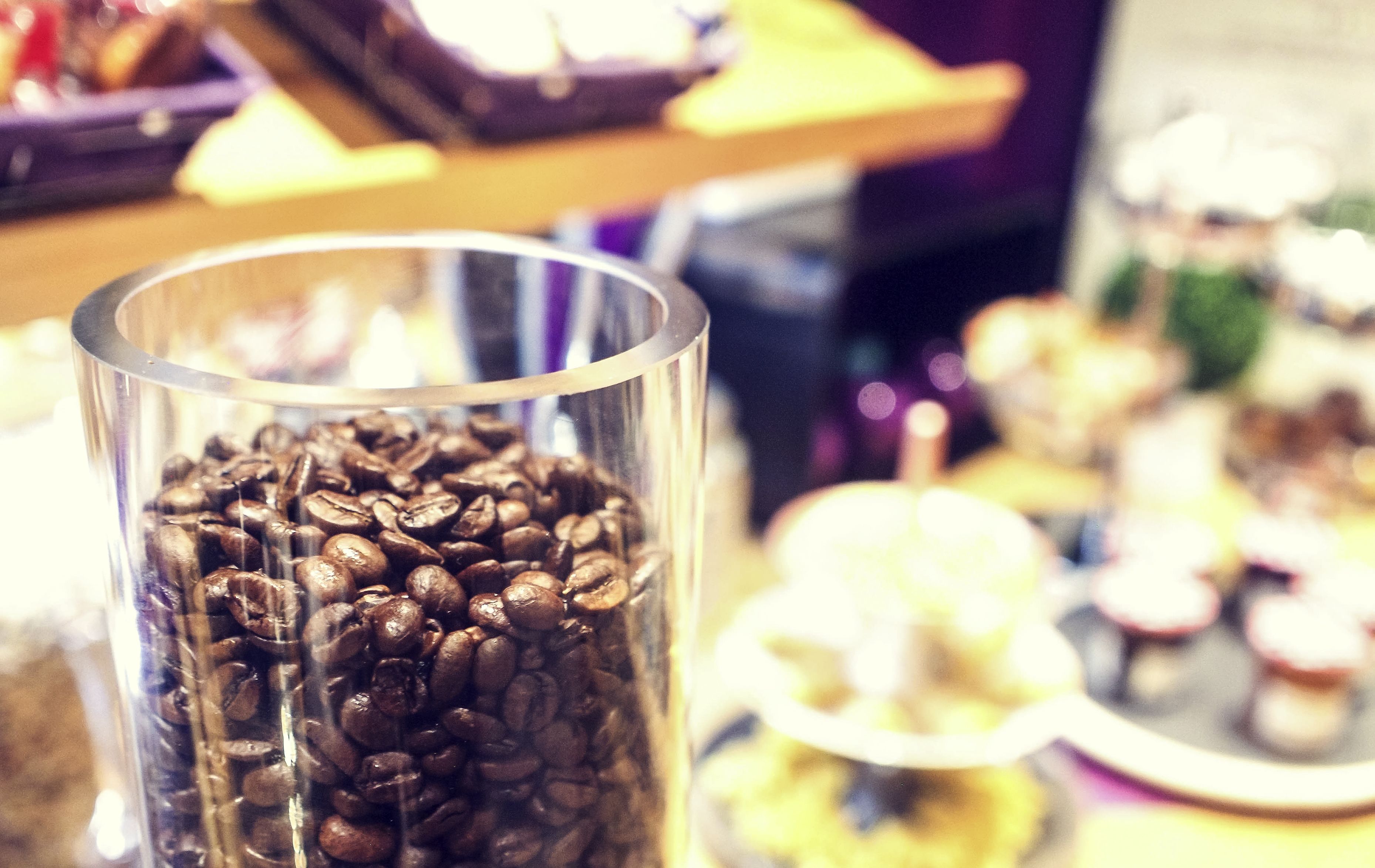 Un vaso lleno de granos de café.