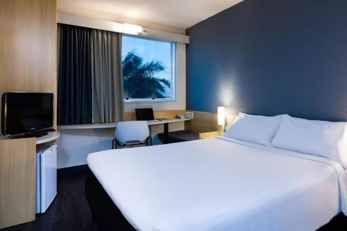 Standard Room, 1 Double Bed | 1 bedroom, minibar, in-room safe, desk