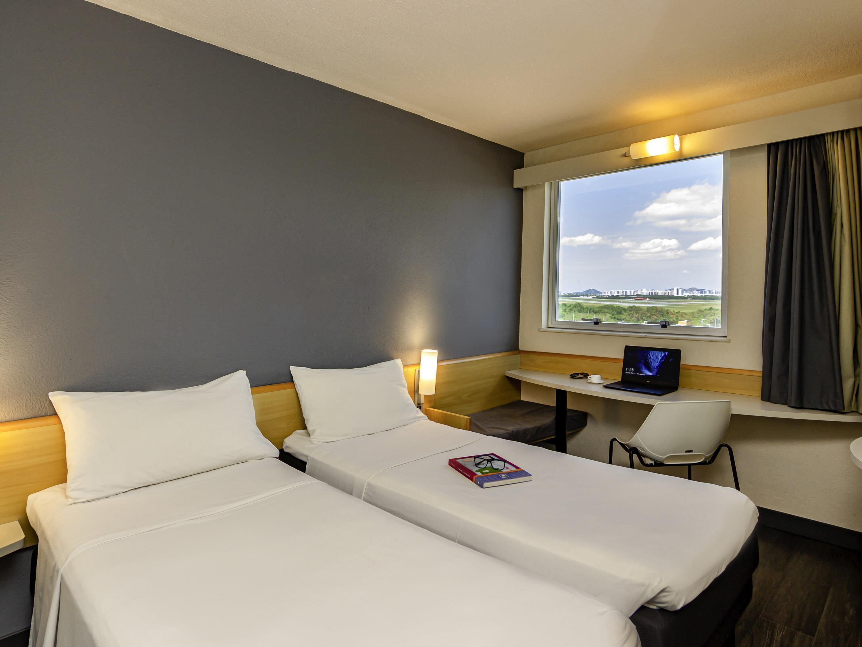 Standaard Twin kamer, 2 eenpersoonsbedden | Een minibar, een kluis op de kamer, een bureau, verduisterende gordijnen