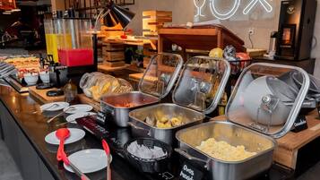 Tägliches Frühstücksbuffet gegen Gebühr