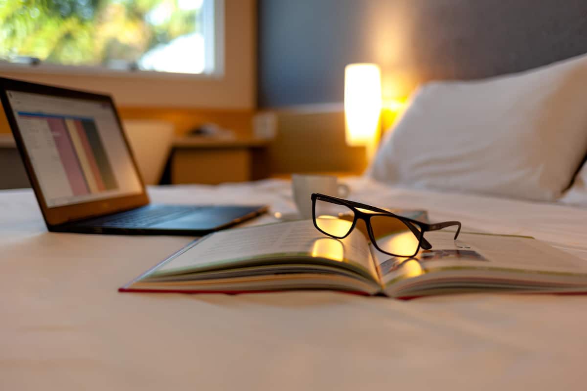 Minibar, caja de seguridad en la habitación y escritorio