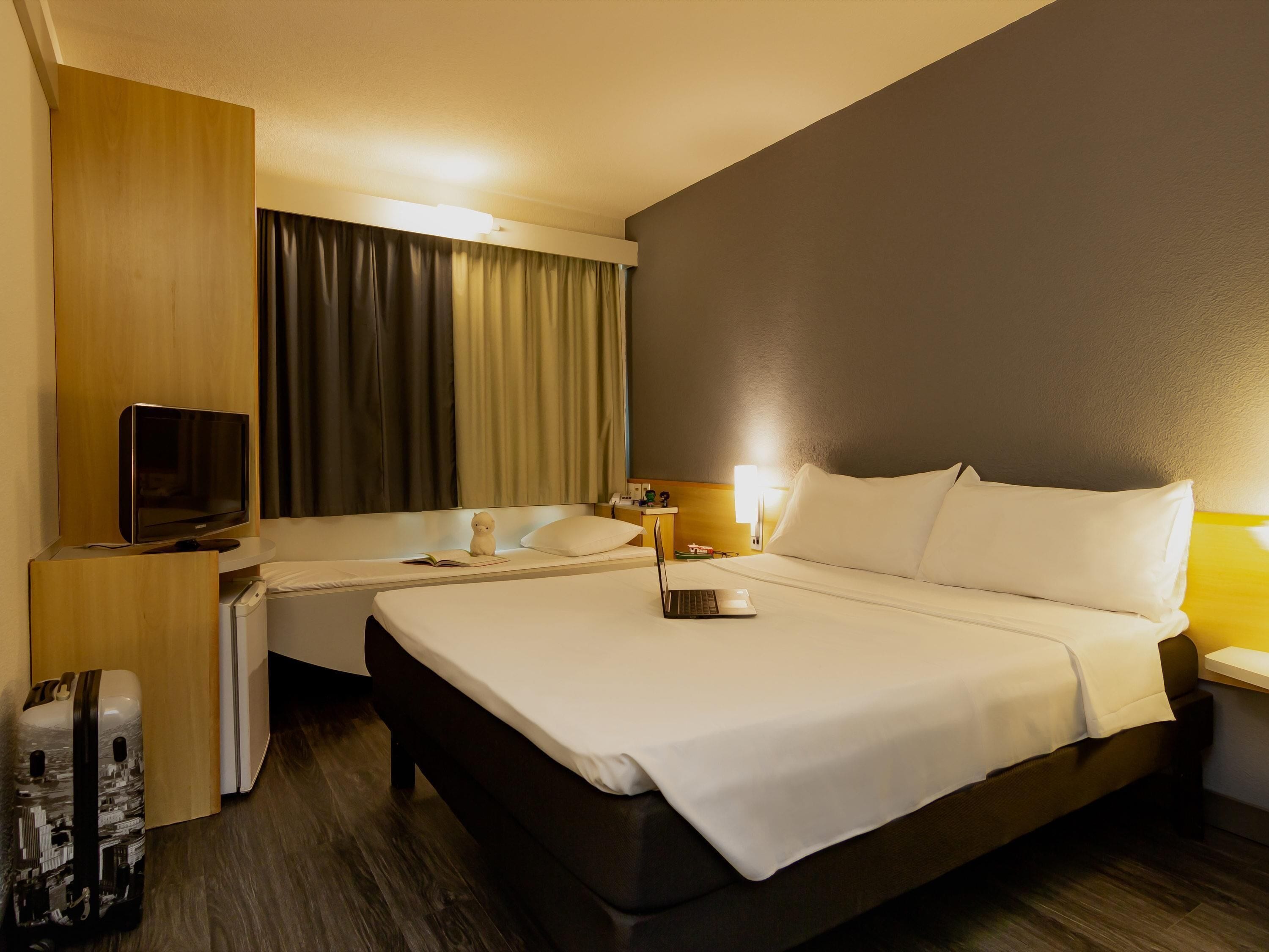 Frigobar, cofres nos quartos, escrivaninha, cortinas blackout