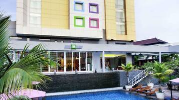 2 outdoor pools, sun loungers