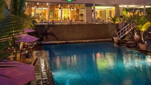 Un hotel con piscina, varios pisos y un letrero que dice "Hilton Suites".