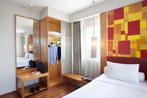 Family Room, 1 Queen Bed | Minibar, in-room safe, desk, soundproofing - ibis Styles Solo (Surakarta)