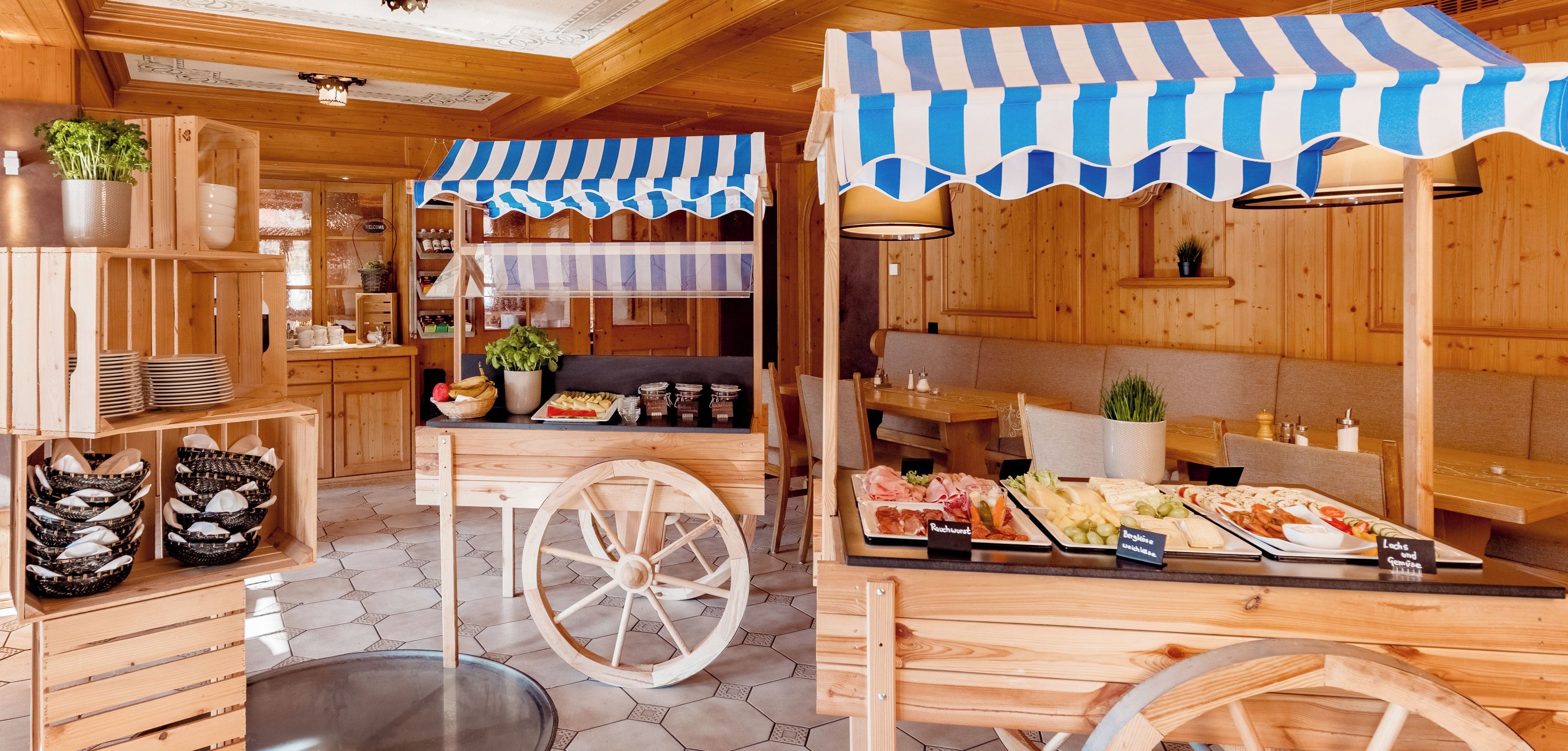 Un restaurant aménagé comme un chalet en bois, avec un buffet proposant une grande variété de plats et un intérieur rustique.