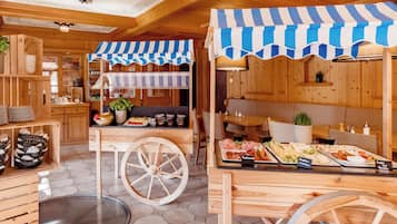 Un restaurant aménagé comme un chalet en bois, avec un buffet proposant une grande variété de plats et un intérieur rustique.