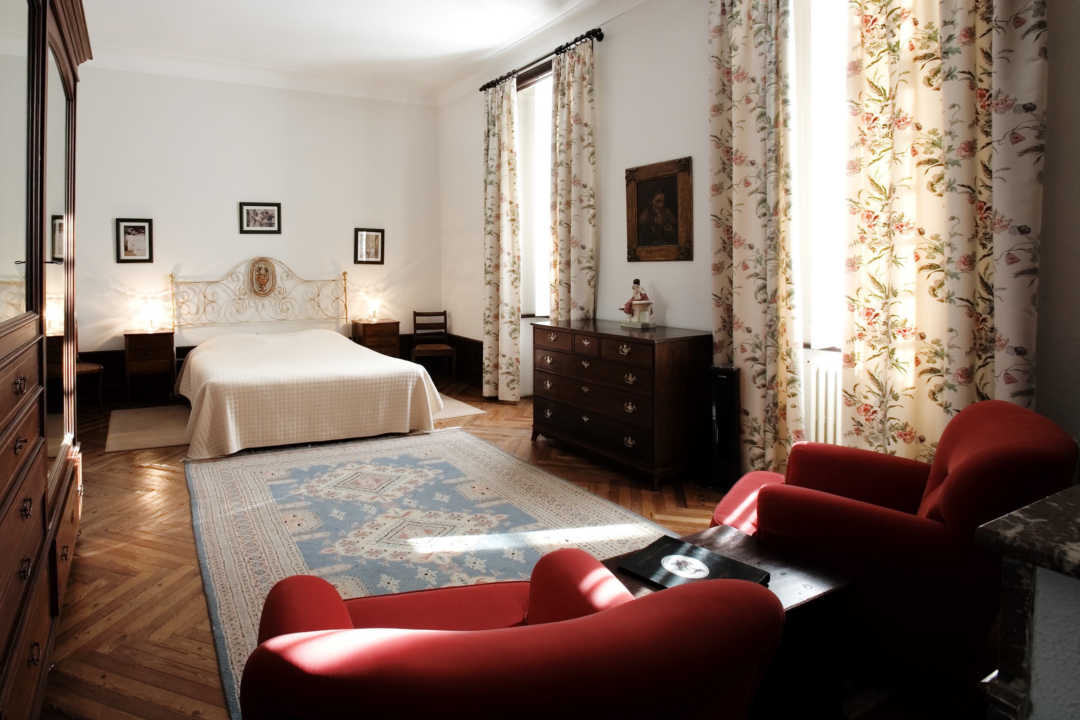 Mobiliario individual, wifi gratis, ropa de cama