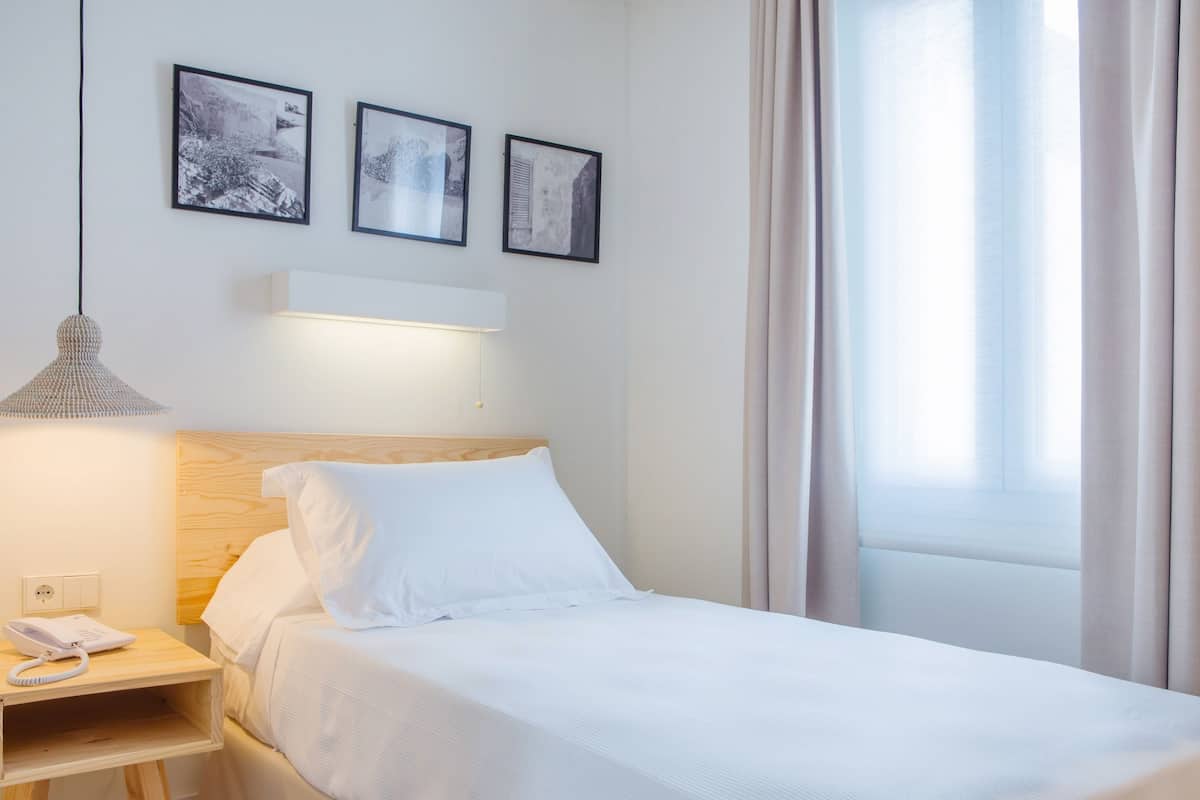 Single Room | In-room safe, desk, blackout curtains, free WiFi