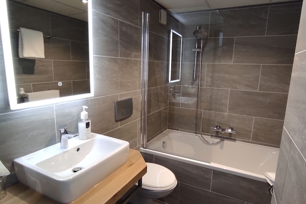 Superior Double Room | Bathroom | Free toiletries, hair dryer, towels