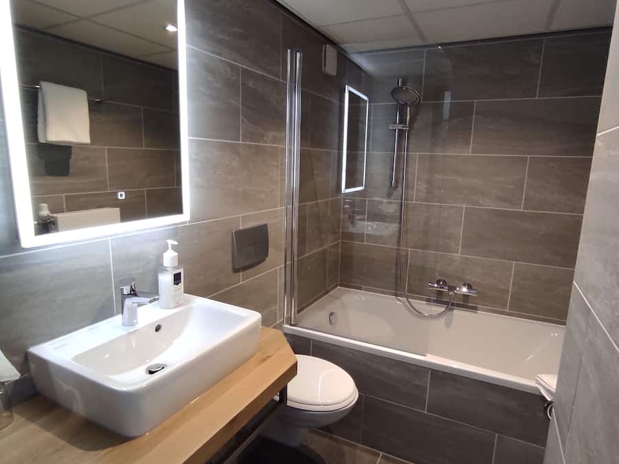 Habitación doble superior | Baño | Artículos de higiene personal gratuitos, secador de pelo y toallas