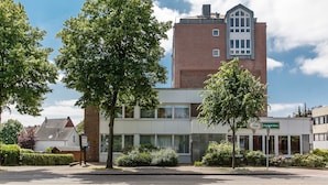A hotel with a brick facade, large windows, and a sign indicating it is a City Hotel. - Akzent City Hotel Kleve (Kleve)
